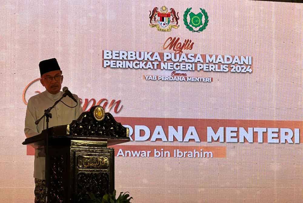 Anwar semasa berucap pada Majlis Berbuka Puasa Madani peringkat Perlis di Felda Chuping pada Isnin.
