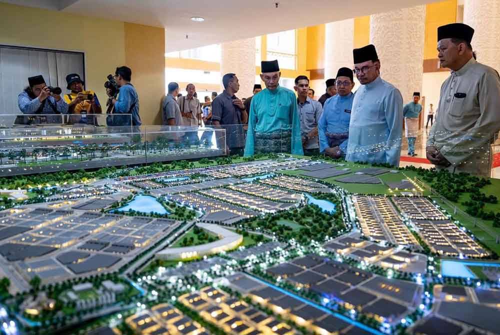 Anwar semasa hadir ke Kompleks Dewan Undangan Negeri Perlis, Kangar bagi mempengerusikan Taklimat Pembangunan Negeri Perlis pada Isnin.