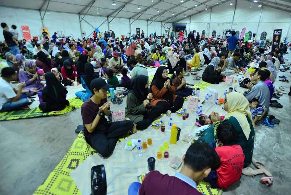 Ruangan tertutup disediakan penganjur kepada pengunjung yang hadir sekiranya cuaca hujan.