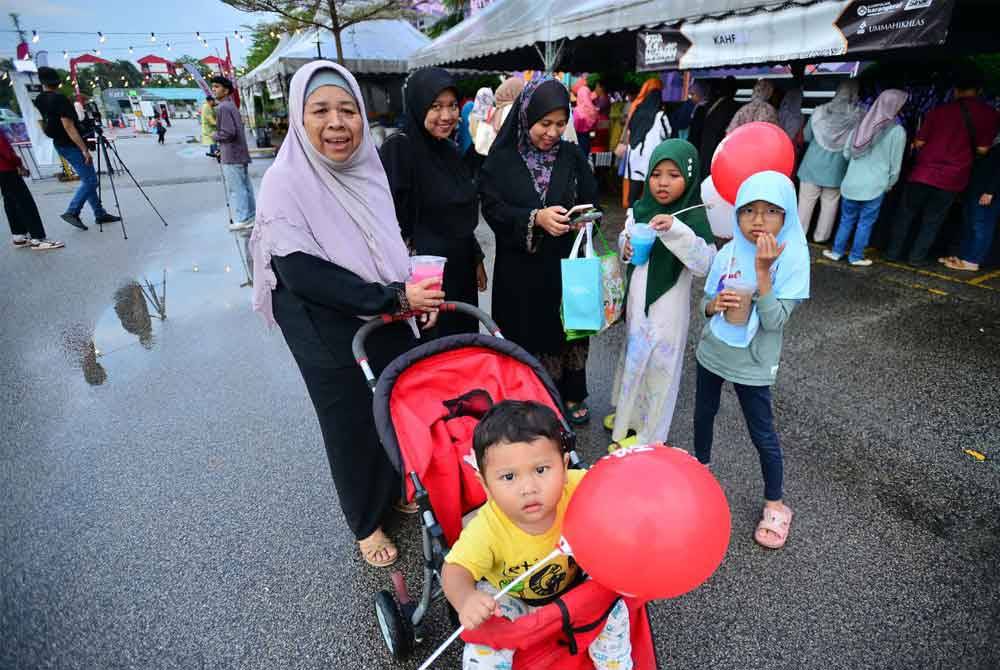 Norzalilatul Akma (tengah) hadir bersama keluarga untuk menikmati suasana berbuka ala Madinah.