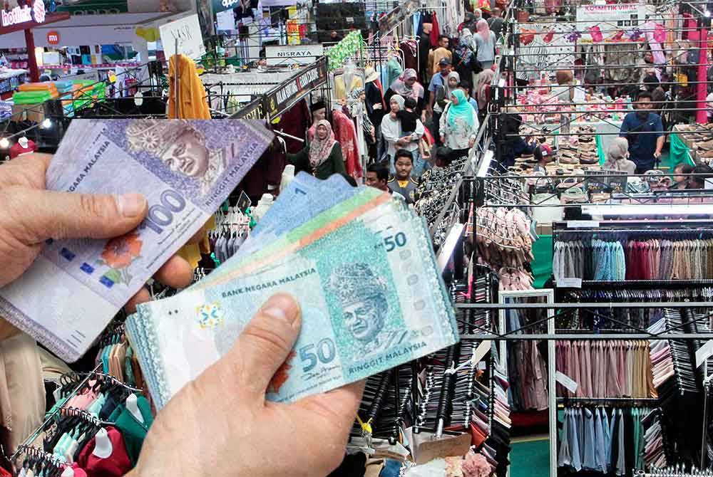Orang ramai mengambil peluang membeli pakaian raya untuk menyambut Aidilfitri. Gambar hiasan