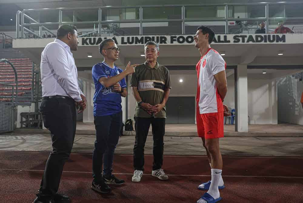 Fahmi (dua dari kiri) bersama pemain tengah kebangsaan, Brendan Gan yang baharu menyertai pasukan itu pada hari pertama sesi latihan skuad The City Boys di Stadium Bolasepak Kuala Lumpur, Cheras malam tadi. - Foto: Bernama