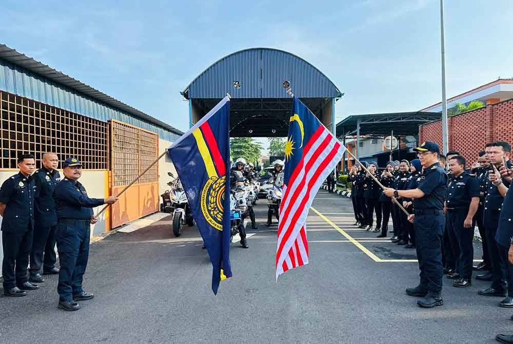 Azrin (kanan) ketika melancarkan Op HRA 2024 peringkat JPJ Selangor pada Isnin.