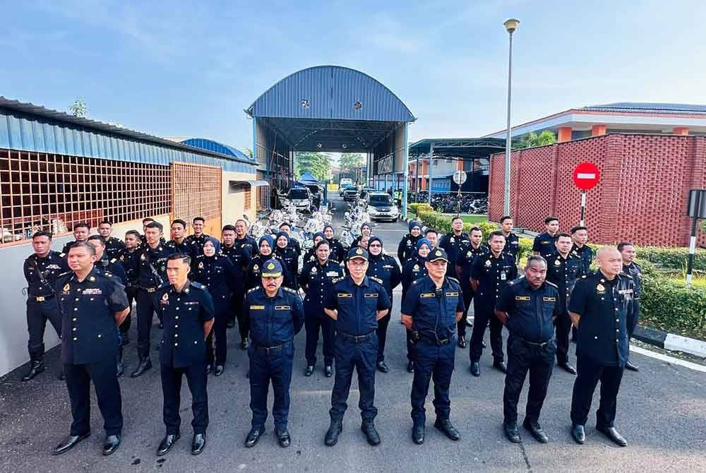 Azrin (empat kanan) melancarkan Op HRA 2024 peringkat JPJ Selangor pada Isnin yang memberi penekanan terhadap sembilan kesalahan jalan raya.