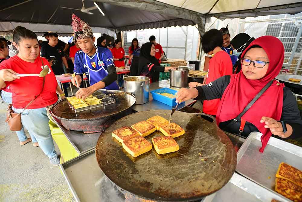 Program Roll Out Iftar bersama Tune Protect & Sinar Harian menyediakan Murtabak daging dan ayam sebanyak 1000 pek untuk diagihkan ke Hospital Besar Shah Alam dan IPK Shah Alam pada Isnin. FOTO: SINAR HARIAN/ ASRIL ASWANDI SHUKOR.