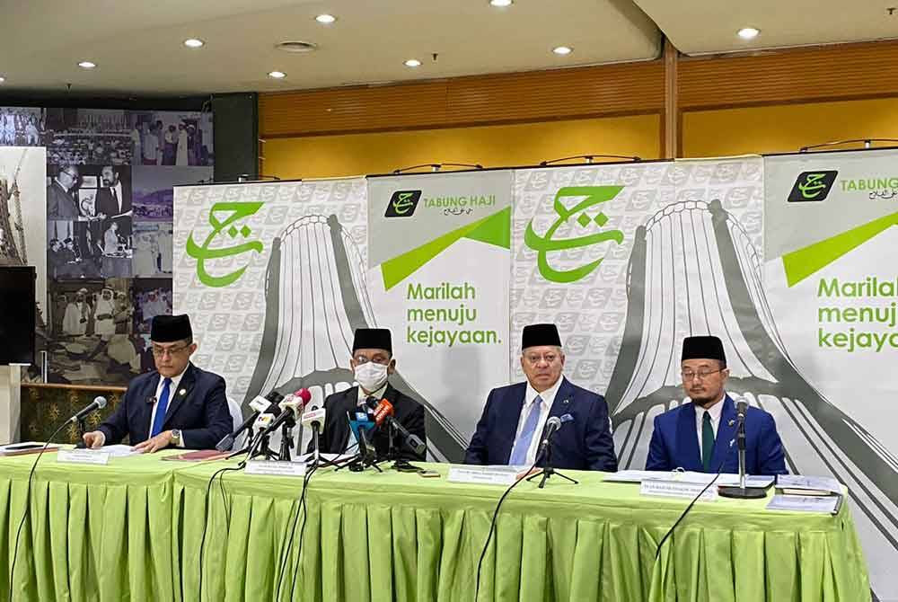 Mohd Na'im (dua dari kiri) ketika sidang akhbar pengumuman agihan keuntungan TH 2023 pada Selasa.