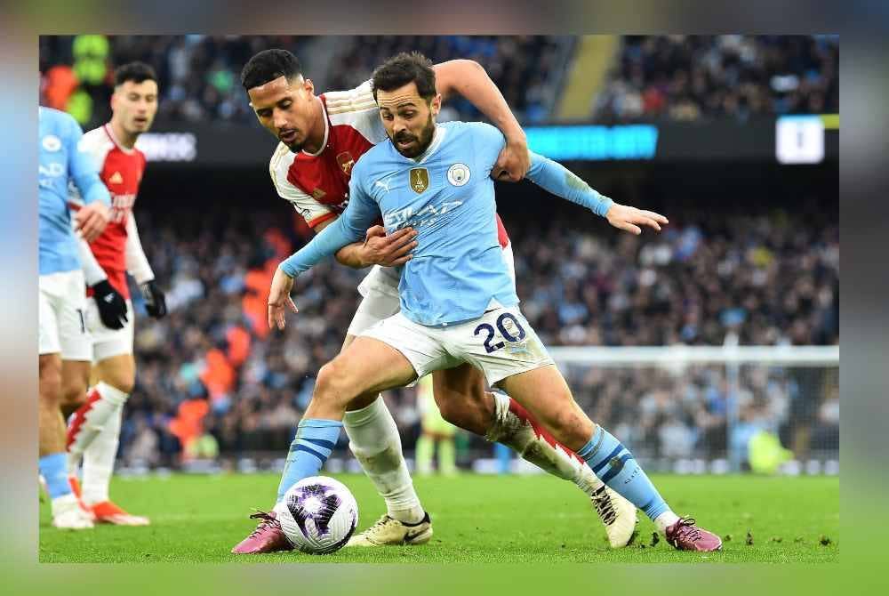 Aksi Bernardo Silva (kanan) ketika aksi EPL menentang Arsenal. Foto EPA