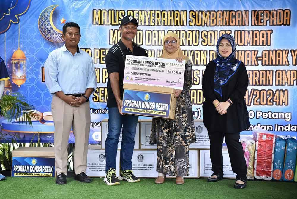 Dr Ani menyerahkan sumbangan sebanyak RM8,000 kepada lapan buah rumah kebajikan dan anak yatim di kawasan pentadbiran MPAJ.