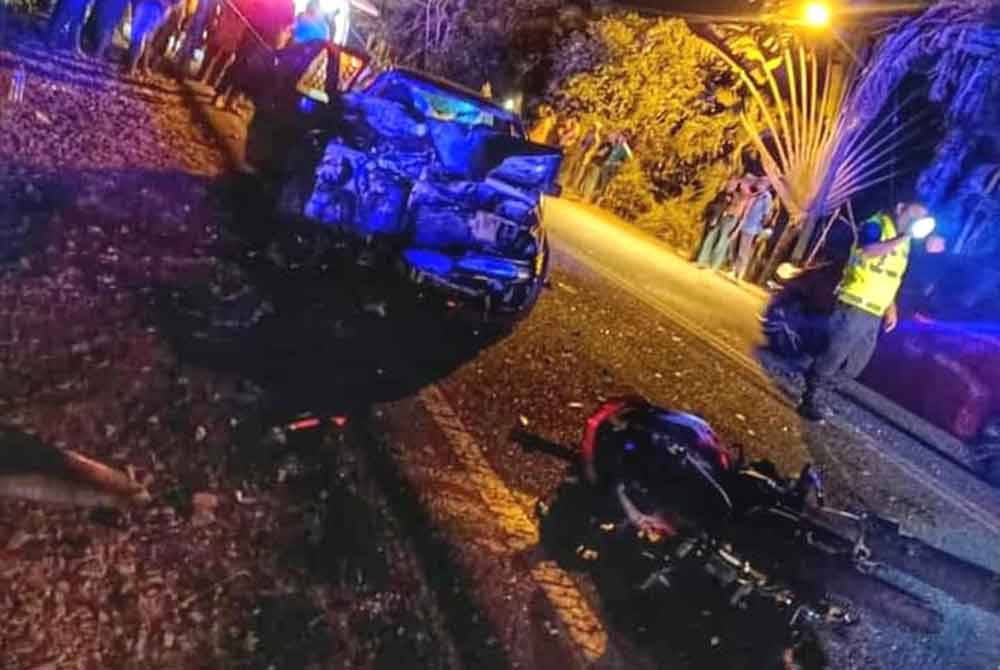 Keadaan motosikal ditunggang mangsa yang bertembung dengan sebuah kereta dalam kejadian di Jalan Tembila–Kampung Raja, Besut pada Isnin.
