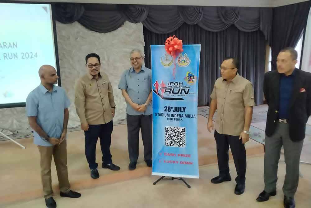 Rumaizi (tengah) menyempurnakan gimik pelancaran IIR 2024 di Bangunan Majlis Bandaraya Ipoh (MBI) di sini pada Selasa.