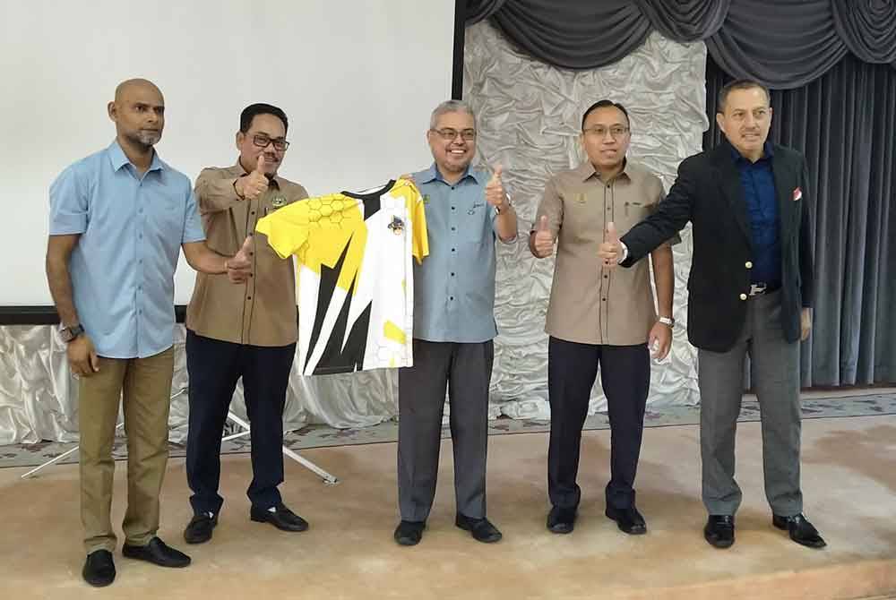Rumaizi (tengah) menunjukkan baju-t rasmi IIR ketika menyempurnakan pelancaran IIR 2024 di Bangunan Majlis Bandaraya Ipoh (MBI) di sini pada Selasa.