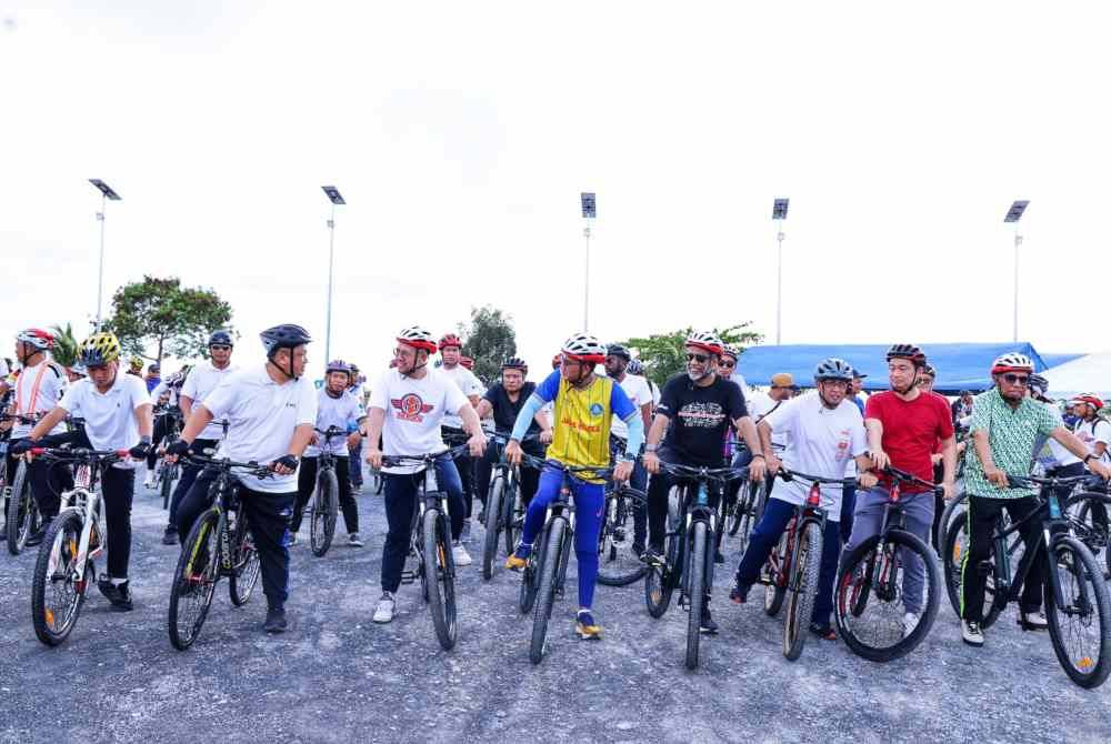 Kesemua tetamu terhormat termasuk Syed Faizuddin menyertai kayuhan pada program yang dianjurkan Sabtu lalu.