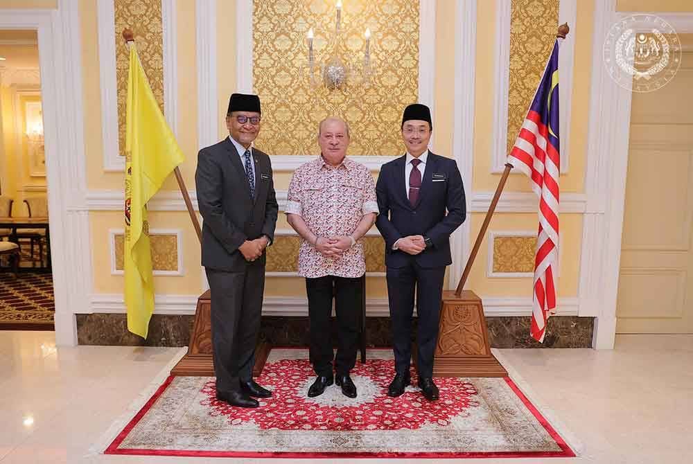 Sultan Ibrahim berkenan menerima menghadap Dr Dzulkefly (kiri) di Istana Negara di sini. Foto Facebook Sultan Ibrahim Sultan Iskandar