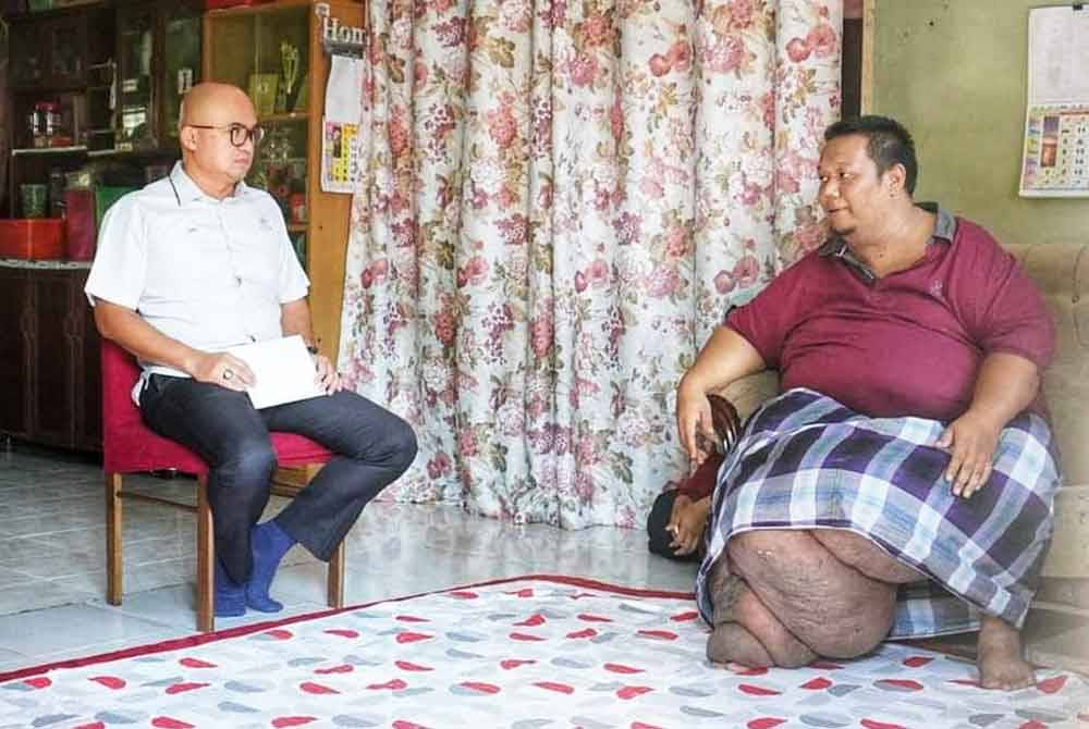 Fadzli (kiri) ketika bertemu Mohd Zulkifli di kediamannya di kuarters Pejabat Perhutanan Daerah Raub pada Isnin.
Pix FB Fadzli Kamal