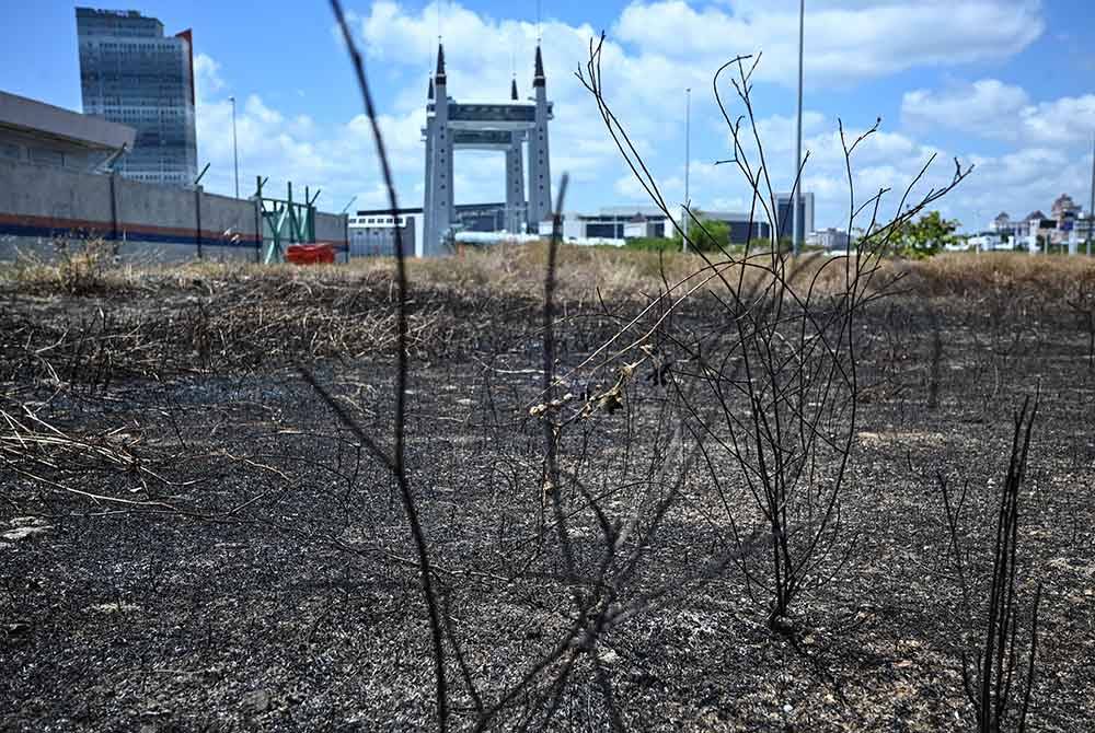 Kesan kebakaran rumput dan lalang yang kering di beberapa kawasan berikutan cuaca panas yang melanda ketika tinjauan di Seberang Takir hari ini.