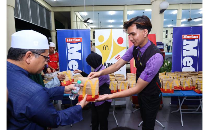 McDonald’s Malaysia turut menaja 500 hidangan moreh kepada jemaah masjid selepas solat sunat tarawih Masjid Rafeah, Alor Setar, Kedah pada Selasa.