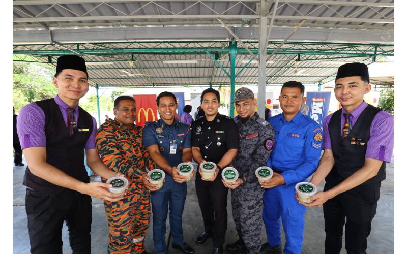 McDonald’s Malaysia mengedarkan bubur lambuk kepada petugas barisan hadapan sempena Program Ramadan McDonald’s Malaysia pada Selasa lalu.