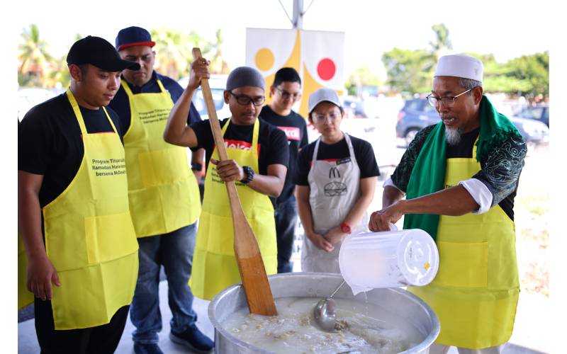 Sukarelawan dari McDonald’s Malaysia dan Masjid Rafeah, Alor Setar, Kedah berganding bahu memasak 2,000 pek bubur lambuk untuk diedarkan kepada komuniti setempat.