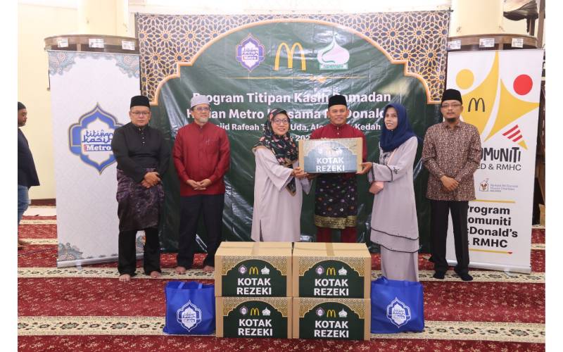 McDonald's Malaysia menyerahkan Kotak Rezeki yang berupa barangan keperluan harian kepada keluarga asnaf, pesakit kanser, dan golongan yang memerlukan.
