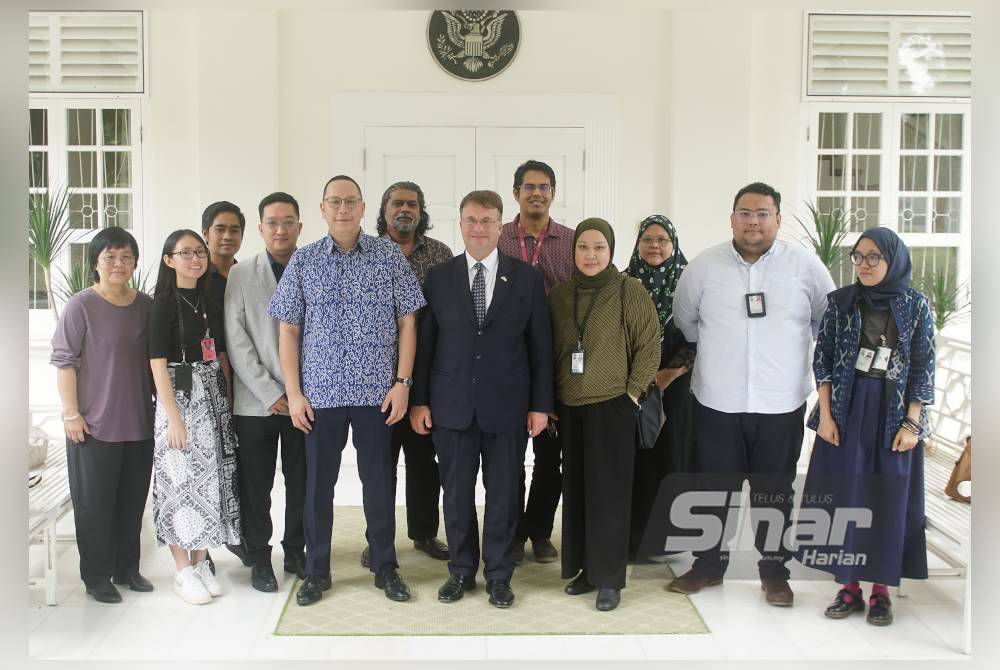 Kagan (tengah) bersama kumpulan bersama wartawan pelbagai media di kediamannya pada Selasa. - Foto Sinar Harian YUSRIZAL YUSUF AHMAD