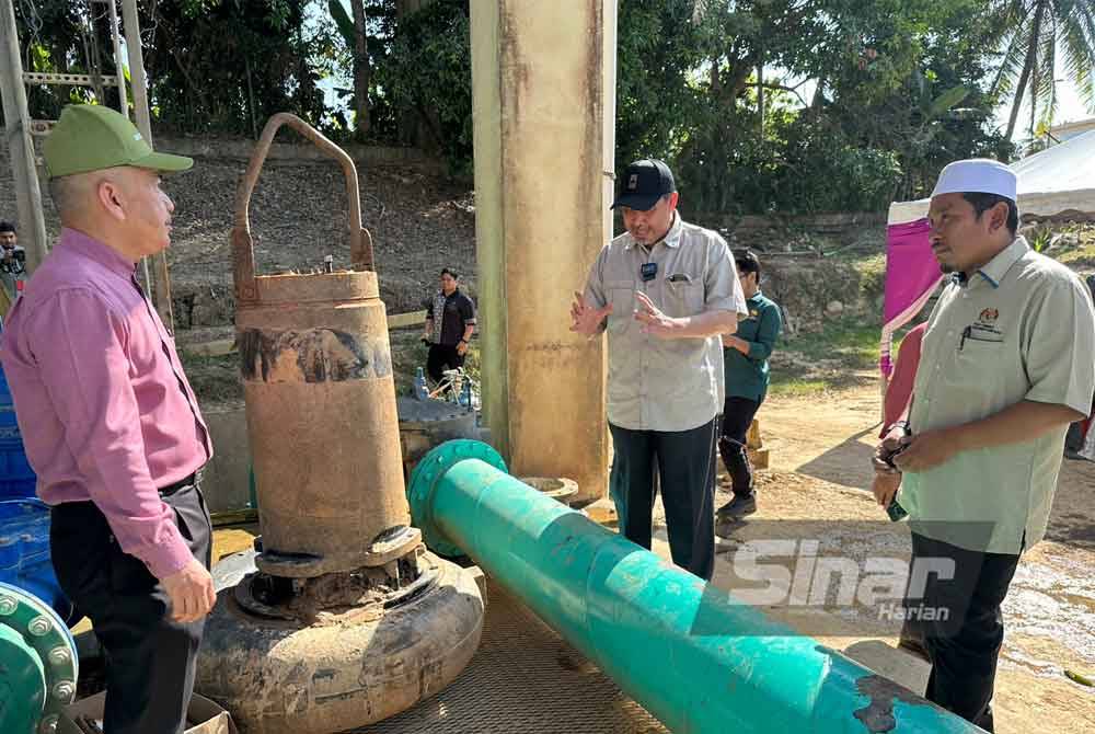 Dr Izani (kiri) mengadakan lawatan ke muka sauk LRA Kelar, Pasir Mas pada Selasa.