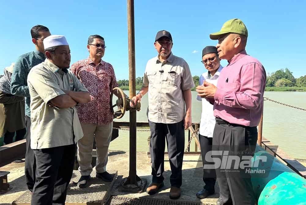 Dr Izani (tiga dari kanan) mendengar penerangan daripada Izani Ismail (kanan).