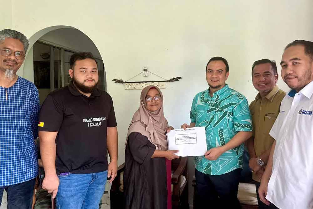 Ahmad Farhan yang meluangkan masa bertemu dan menyampaikan bantuan kepada Asiah di kediamannya di Rantau, Negeri Sembilan pada Rabu. Foto Facebook Anwar Ibrahim