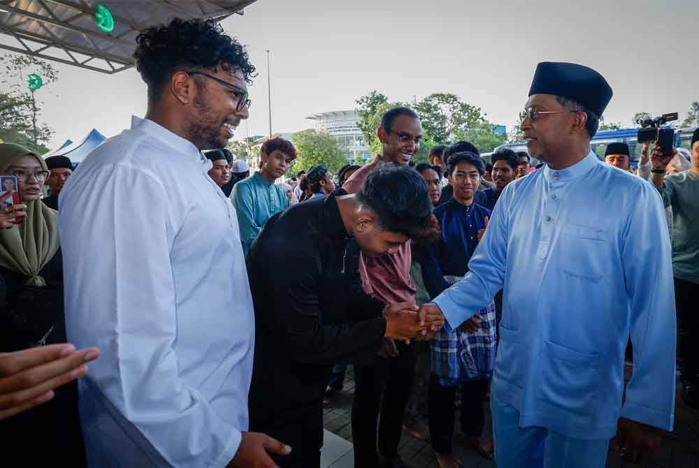 Zambry (dua dari kanan) meluangkan masa beramah mesra bersama pelajar Universiti Teknikal Malaysia Melaka (UTeM) semasa hadir pada majlis Berbuka Puasa Perdana Menteri Pendidikan Tinggi bersama Keluarga UTeM di Masjid Sayyidina Abu Bakar, Kanpus Induk UTeM, Durian Tunggal, pada Selasa. Foto Bernama