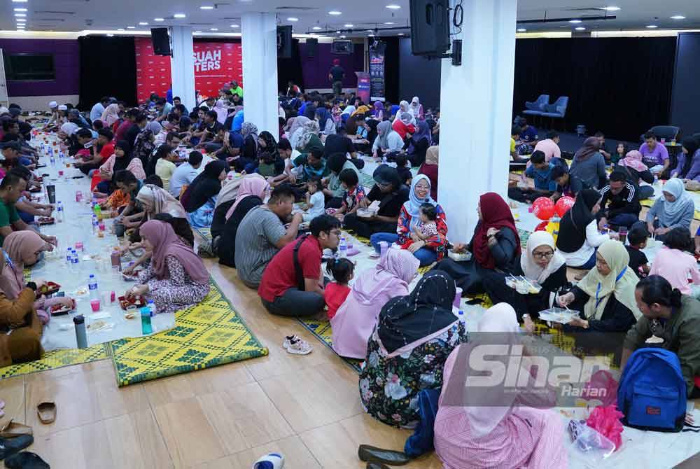 Pengunjung berbuka puasa di dalam dewan. Foto Sinar Harian - MOHD HALIM ABD WAHID