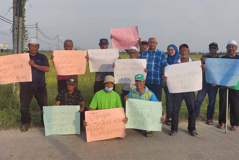 Noh (lima dari kanan), Nurul Syazwani (empat dari kanan) dan pesawah menyatakan bantahan berhubung harga belian padi rendah dan pemutuan potongan tinggi pada Rabu.