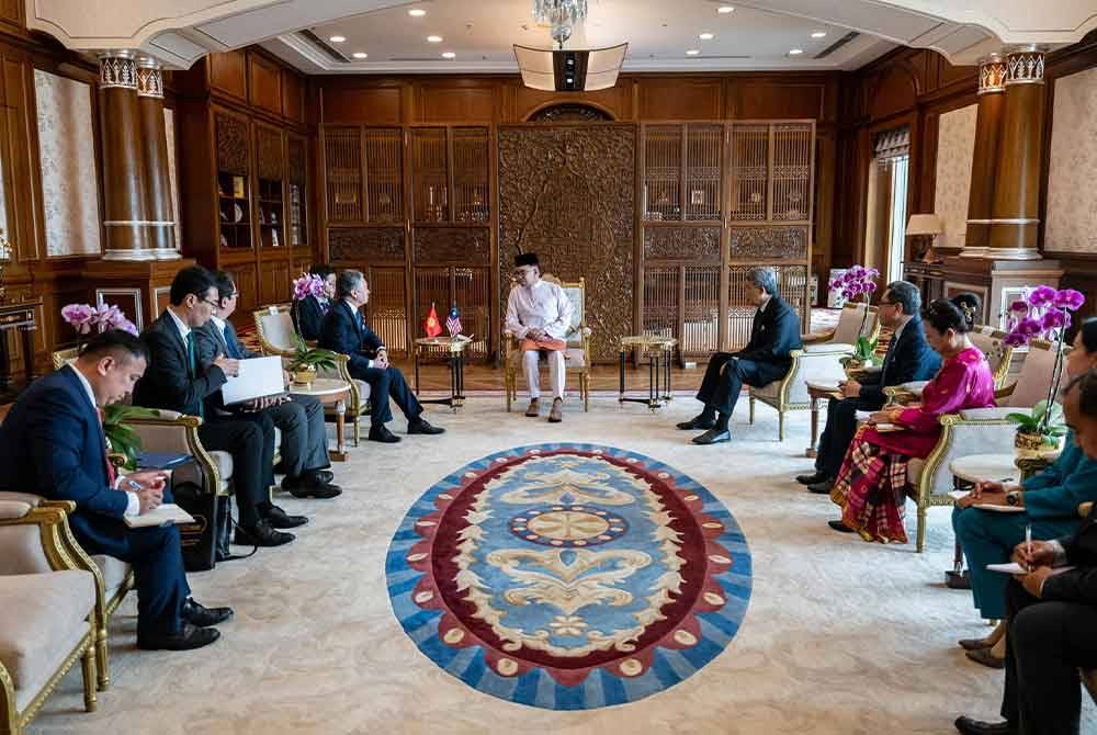 Anwar menerima kunjungan Menteri Luar Negeri Republik Kyrgyz, Zheenbek Kulubaev di pejabat beliau pada Selasa. Foto Facebook Anwar Ibrahim