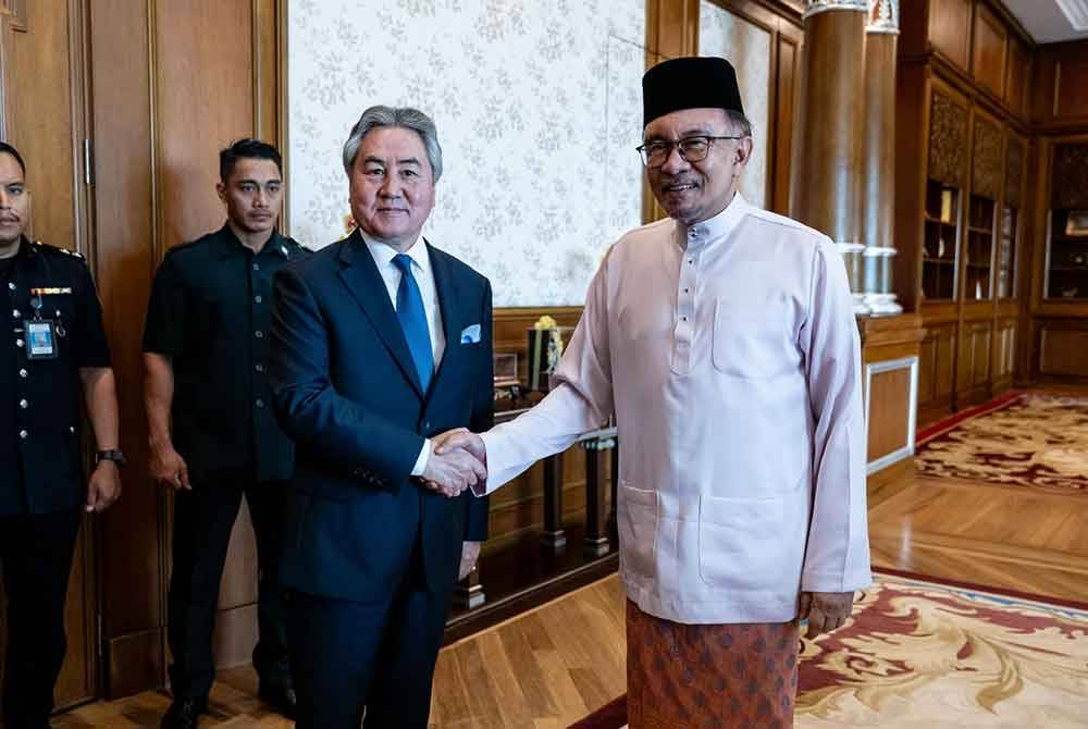 Anwar menerima kunjungan Menteri Luar Negeri Republik Kyrgyz, Zheenbek Kulubaev di pejabat beliau pada Selasa. Foto Facebook Anwar Ibrahim