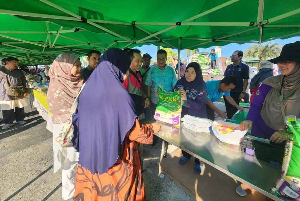 Hasmila (tengah) pada program Jualan Agro Madani Lembaga Pertubuhan Peladang (LPP) Negeri Terengganu