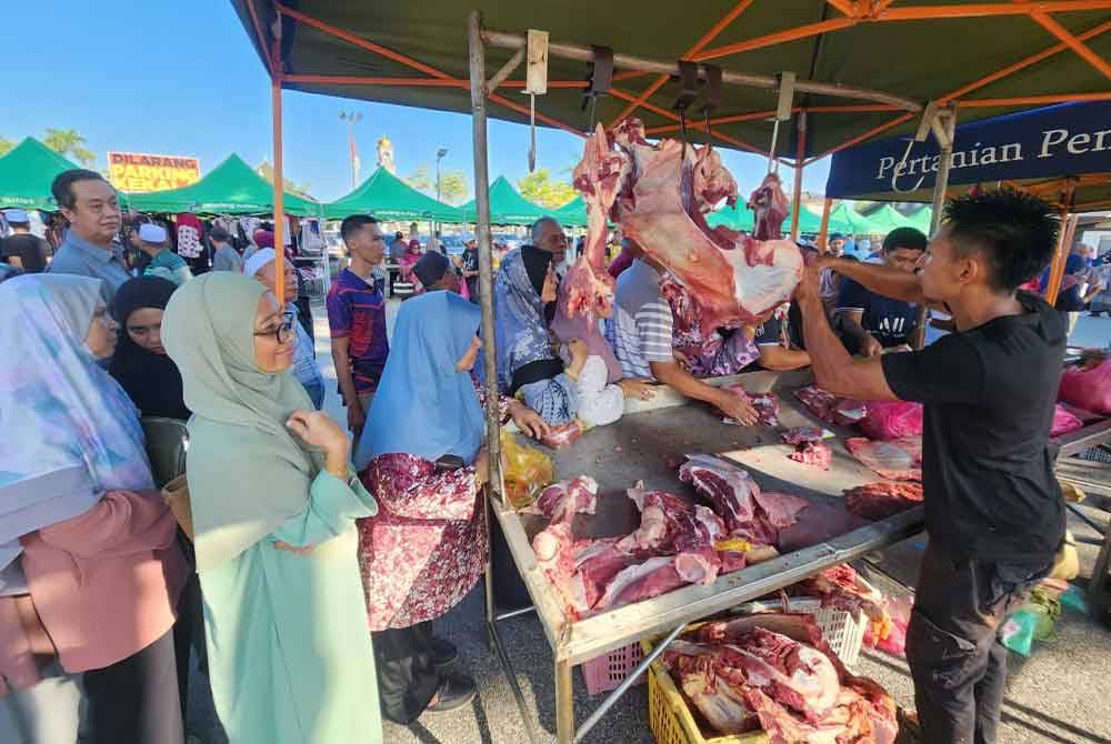 Orang ramai mengambil peluang membeli daging yang dijual pada harga murah