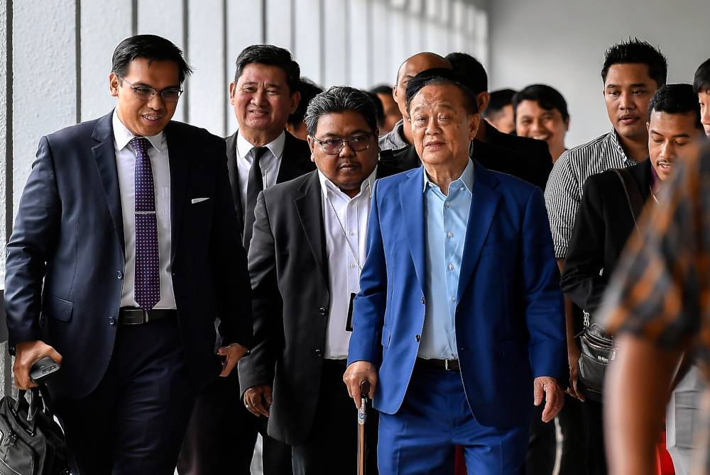 Robert Tan (tengah) didakwa di Mahkamah Sesyen di sini hari ini atas pertuduhan menipu Kementerian Kewangan untuk mendapatkan kontrak urus kenderaan kerajaan bernilai RM3.9 bilion. Foto Bernama