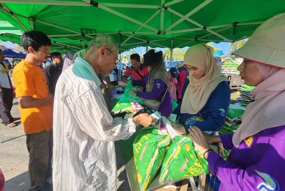 Orang ramai berpeluang membeli beras pada harga murah pada program Program Jualan Agro Madani Lembaga Pertubuhan Peladang (LPP) Negeri Terengganu