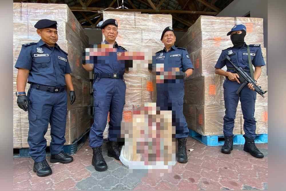 JKDM Kelantan merampas 960,000 batang rokok seludup dipercayai untuk pasaran Aidilfitri dalam serbuan di pangkalan haram Kampung Kijang, Jalan Pantai Cahaya Bulan di Kota Bharu pada Isnin.