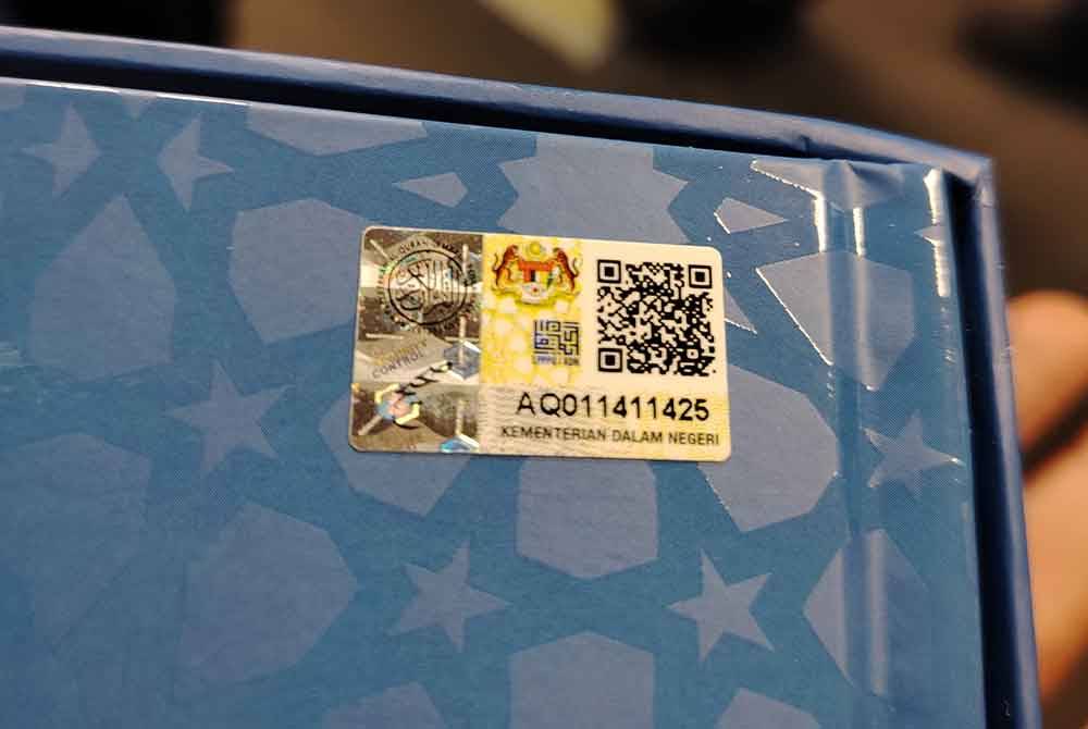 Pelekat hologram KDN bagi memastikan al-Quran yang diedar dan dijual mempunyai kelulusan sah.