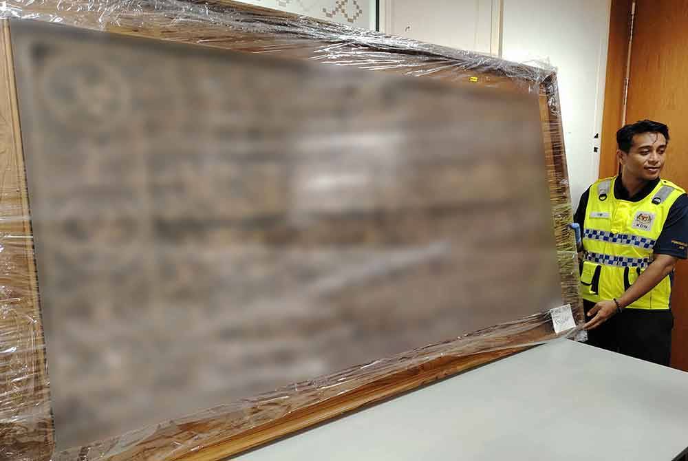 Bingkas hiasan mengandungi ayat al-Quran yang dirampas KDN menerusi Op Mulia di seluruh negara, Mac lalu.