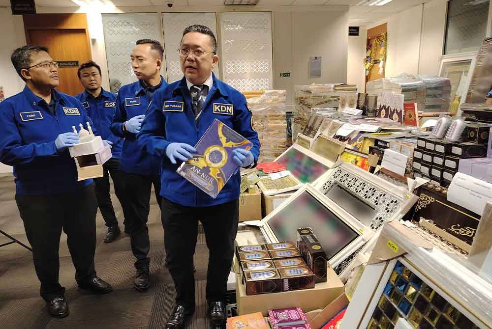 Nik Yusaimi menunjukkan antara al-Quran yang dirampas KDN menerusi Op Mulia sepanjang Mac lalu.