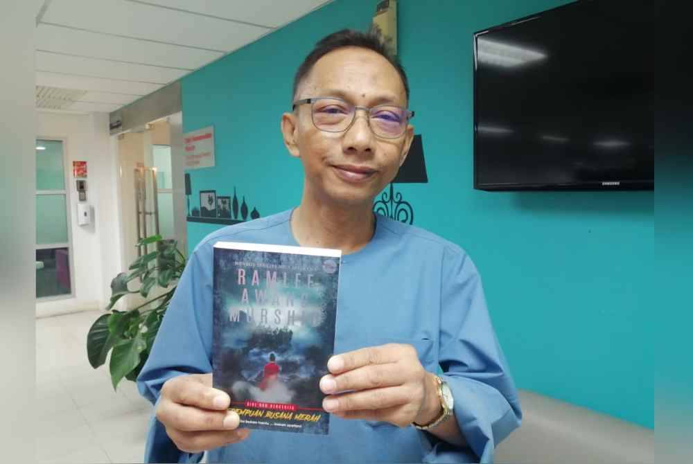 Ramlee menunjukkan karya terbaharu, Perempuan Busana Merah.