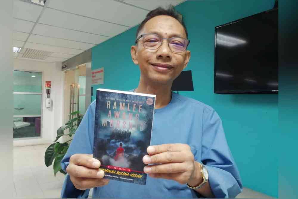 Ramlee menunjukkan karya terbaharu,Perempuan Busana Merah.