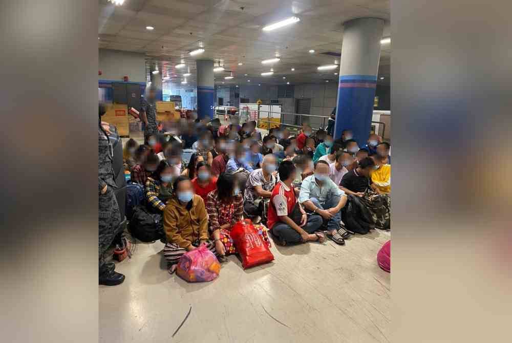 Jabatan Imigresen Malaysia (JIM) Kelantan menghantar 136 tahanan asing pulang ke negara asal masing-masing pada Rabu.