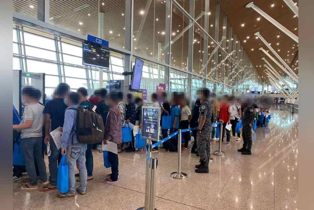 Kesemua warga asing dari Depot Imigresen Tanah Merah dihantar pulang ke negara masing-masing melalui Lapangan Terbang Antarabangsa Kuala Lumpur (KLIA).