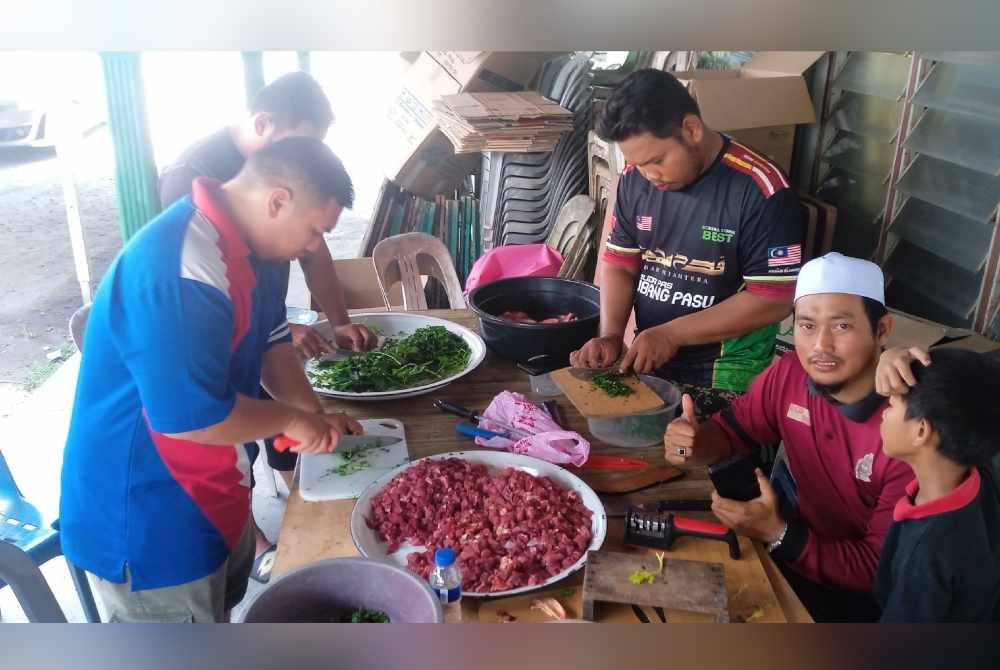 Anak muda bergotong-royong menyiapkan bahan utama memasak bubur lambuk.