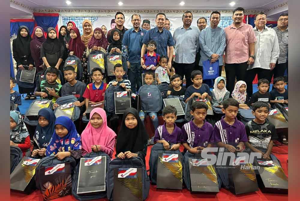 Kesemua penerima bergambar di Program Mara Prihatin Ramadan: Merakyatkan Mara pada Rabu.