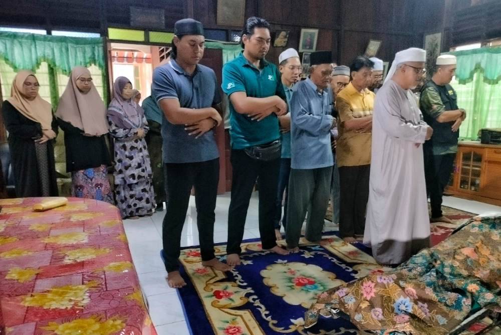 Jenazah disembahyangkan di kediaman keluarganya di Batu Tiga, Kampung Tanjung Gading Muar, pada petang Rabu.