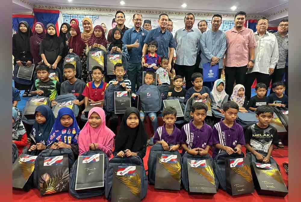 Para penerima bantuan bergambar bersama barisan kenamaan yang hadir.