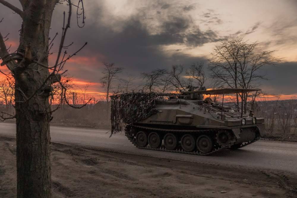 Kereta kebal tentera Ukraine meronda di wilayah Donetsk yang kini berada di dalam genggaman Rusian.