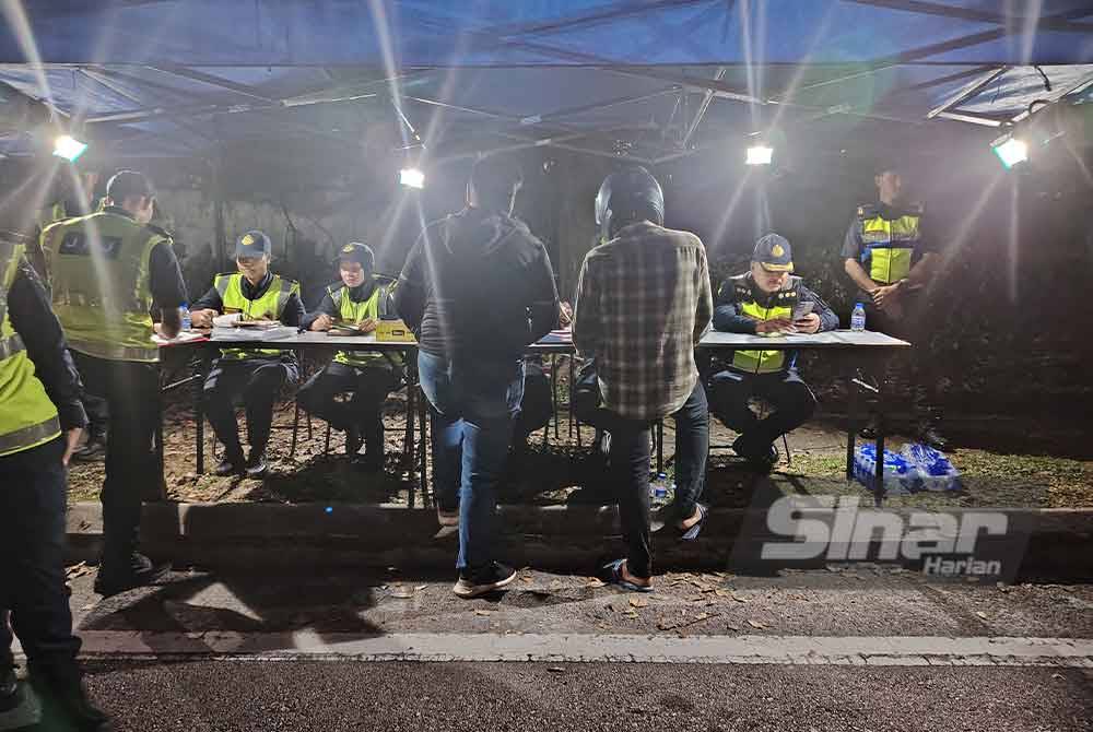 Antara penunggang motosikal yang dikenakan tindakan saman oleh JPJ Selangor semasa Op HRA di Plaza Tol PJS 2, Petaling Jaya, pada Rabu.